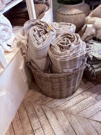 Indhold af reol - Puder, tæpper mm.