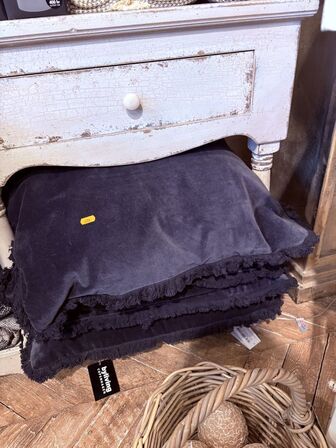 Indhold af reol - Puder, tæpper, lys mm.