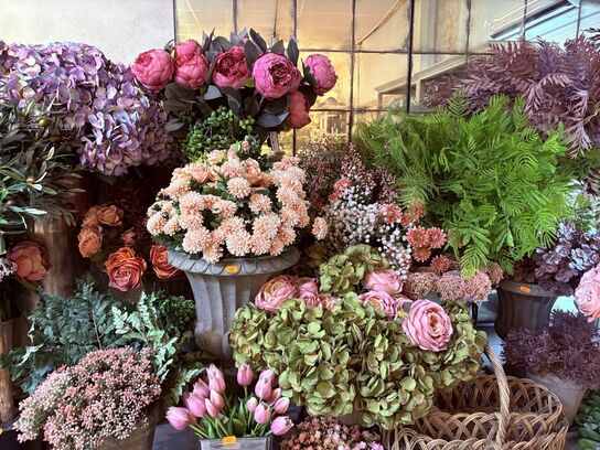 Div. Blomster i plast m. Vaser