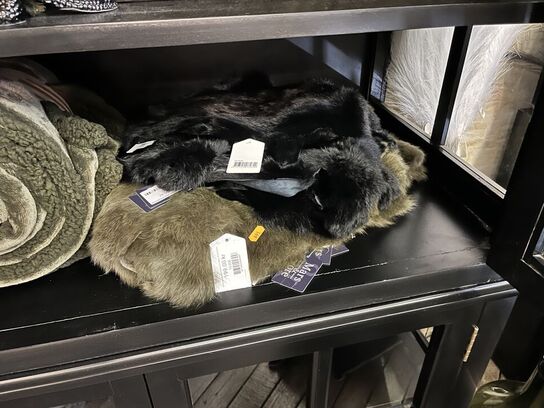 2 stk. Puder, tæpper, skin mm.