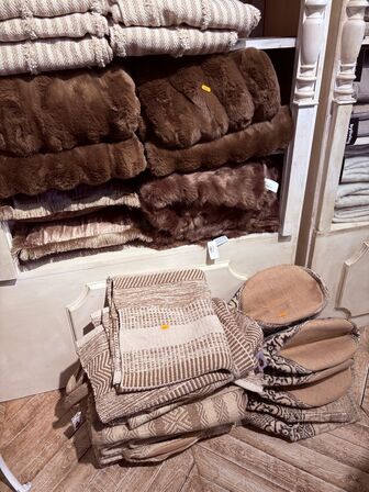 Indhold af reol - Puder, tæpper, lys mm.