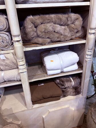 Indhold af reol - Puder, tæpper mm.