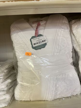 Indhold af reol - tæpper, morgenkåber mm.