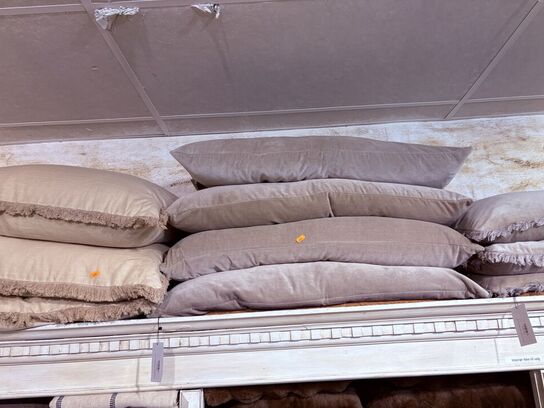 Indhold af reol - Puder, tæpper, lys mm.