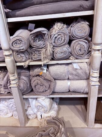 Indhold af reol - Puder, tæpper mm.