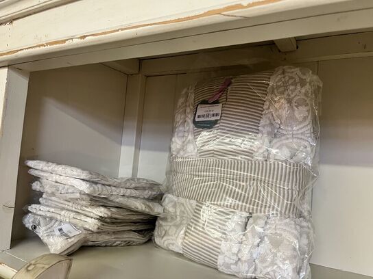 Indhold af reol - tæpper, morgenkåber mm.