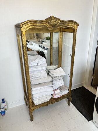 Skab m. Indhold 150x80x42 cm.