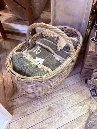 Kurv m. Div. Tæpper 130x180 cm