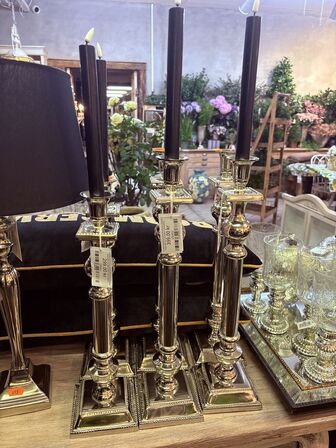 Bordlampe i krom inkl. Lysestager og puder