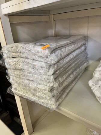 Indhold af reol - tæpper, morgenkåber mm.