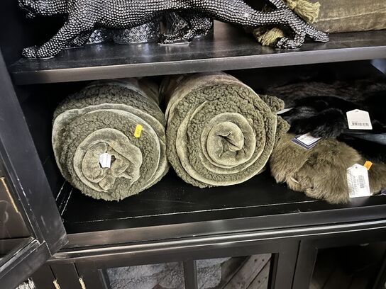 2 stk. Puder, tæpper, skin mm.