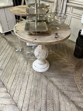 Rundt bord 76x78 cm.