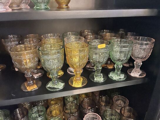 Blandet vinglas og vandglas