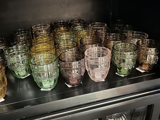 Blandet vinglas og vandglas