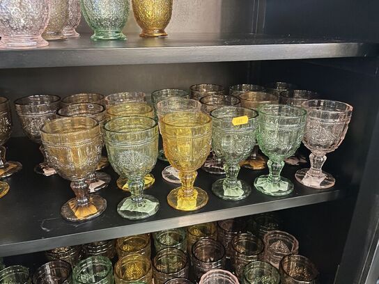 Blandet vinglas og vandglas