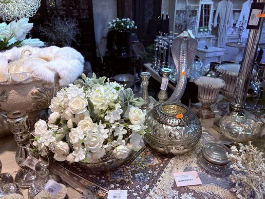 Div. Lysestager, blomster, dekorationer mm.