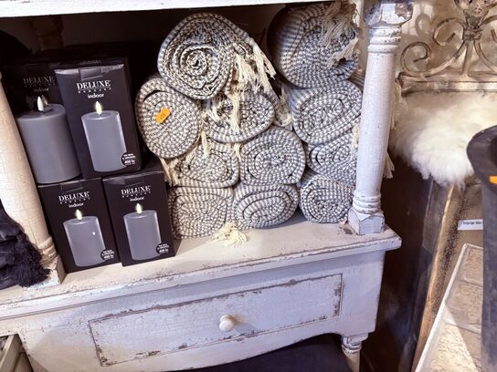 Indhold af reol - Puder, tæpper, lys mm.