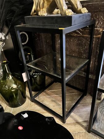 2 stk. Side borde u. Indhold 70x50x50 cm.