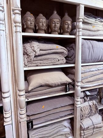 Indhold af reol - Puder, tæpper mm.