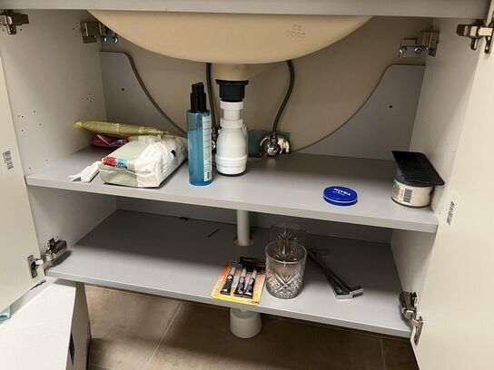 Badeværselset miljø m.Træ hylde og spejl 