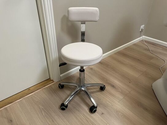 Behandler stol på hjul 