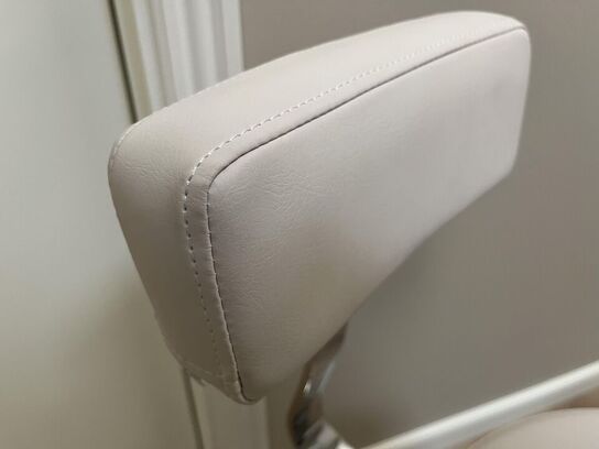 Behandler stol på hjul 