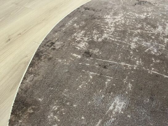 Rundt træ bord m. tæppe