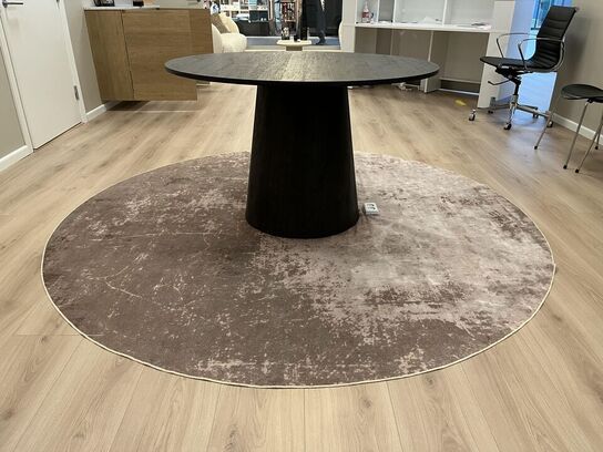 Rundt træ bord m. tæppe