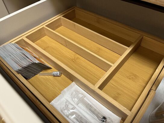 Chartol m. træ hylde 