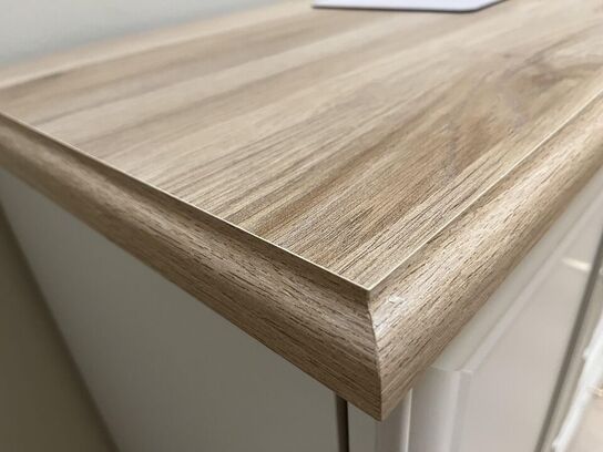 Chartol m. træ hylde 