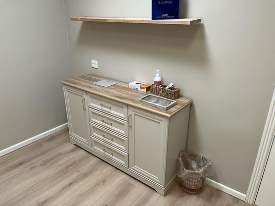 Chartol m. træ hylde 