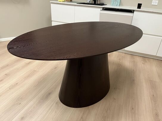 Elipseformet Spisebord i træ