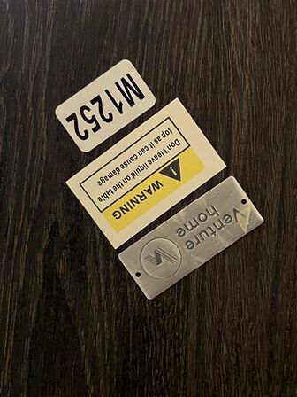 Rundt træ bord m. tæppe