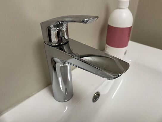 Badeværselset miljø m.Træ hylde og spejl 