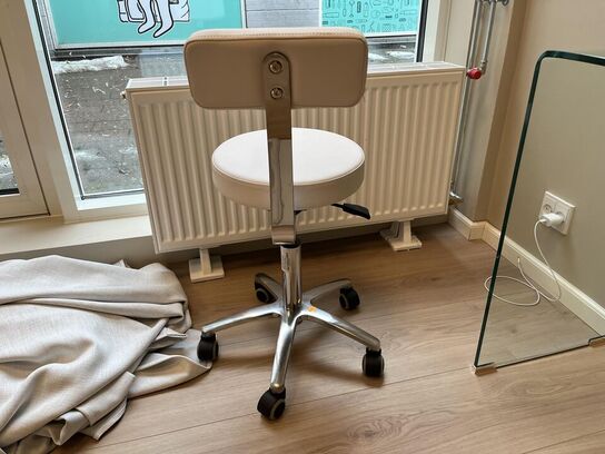 Behandler stol på hjul 