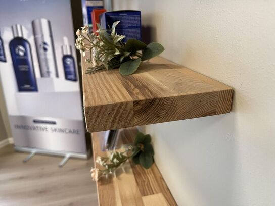 4.Stk. Træ hylder m. Diverse hudpleje produkter