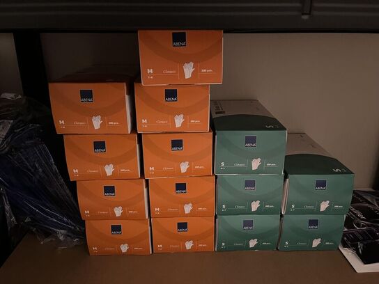 To metal hyldesystemer m. blandet hudpleje produkter