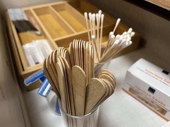 Chartol m. træ hylde 