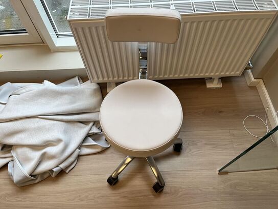 Behandler stol på hjul 