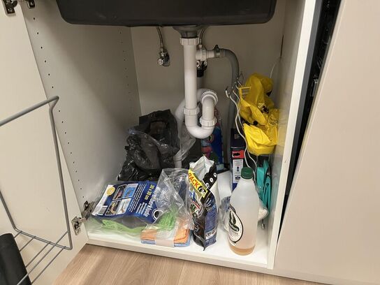 Kvik Køkken med opvasker og køle og frys