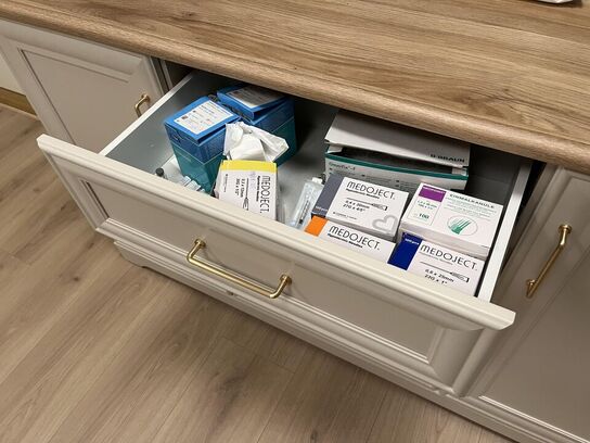 Chartol m. træ hylde 