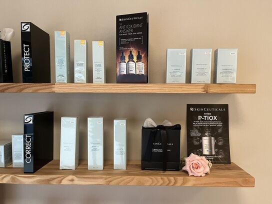 4.Stk. Træ hylder m. Diverse hudpleje produkter