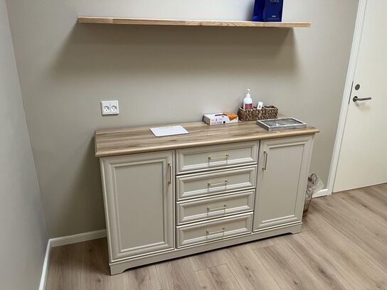 Chartol m. træ hylde 