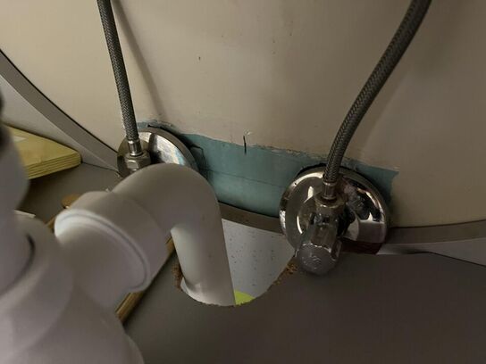 Badeværselset miljø m.Træ hylde og spejl 