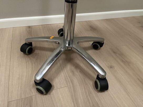 Behandler stol på hjul 