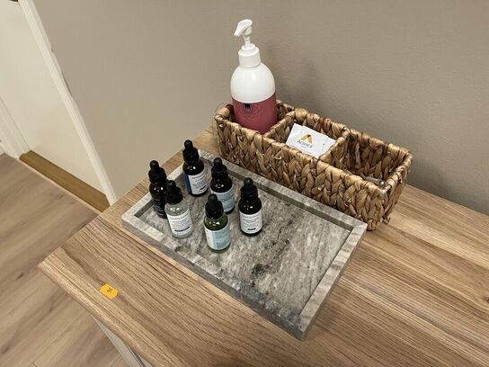 Chartol m. træ hylde 