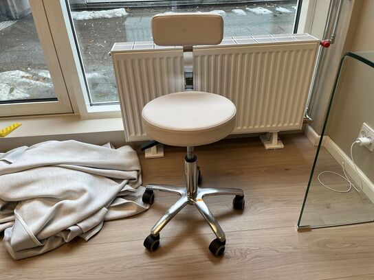 Behandler stol på hjul 