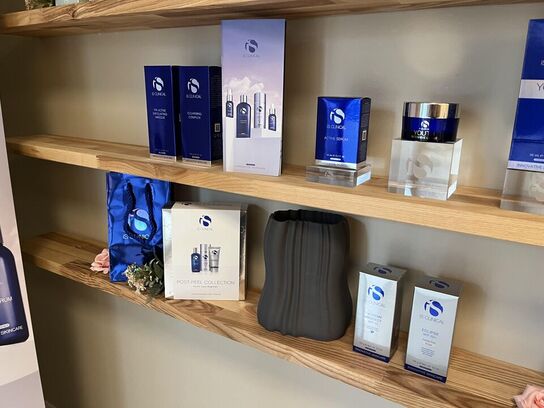 4.Stk. Træ hylder m. Diverse hudpleje produkter