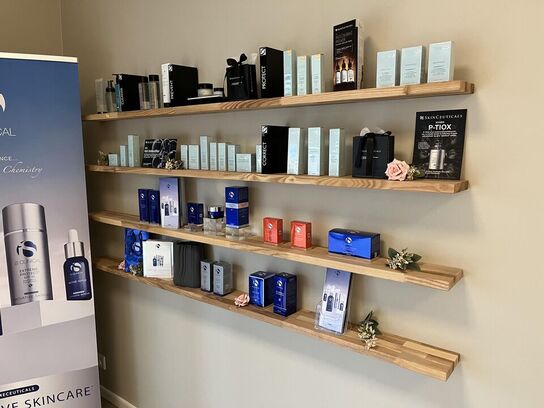 4.Stk. Træ hylder m. Diverse hudpleje produkter