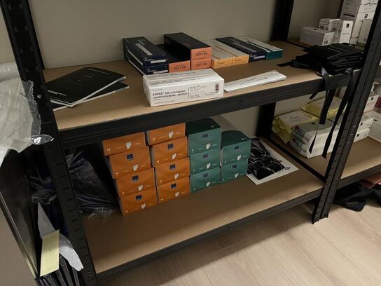 To metal hyldesystemer m. blandet hudpleje produkter